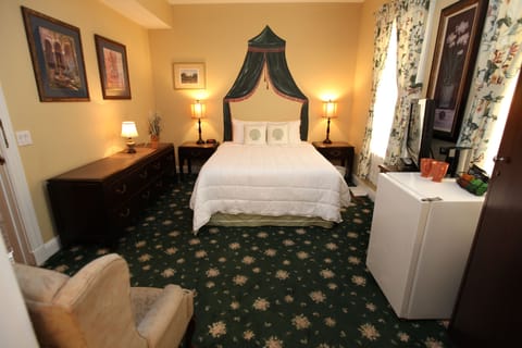 Room, Private Bathroom (Deluxe Queen Room) | Premium bedding, individually decorated, individually furnished