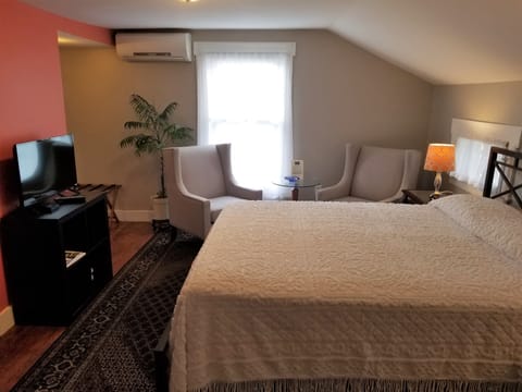 Guest Room 3 / Deluxe Queen Bed Room with a Private Bath | 1 bedroom, premium bedding, pillowtop beds, individually decorated