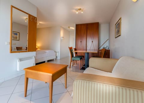 Double Room, 1 Queen Bed, Sea View | Living area | 32-inch TV with digital channels