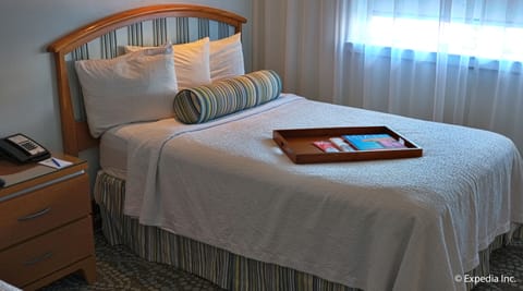 Apartment Suite King | Premium bedding, in-room safe, blackout drapes, iron/ironing board