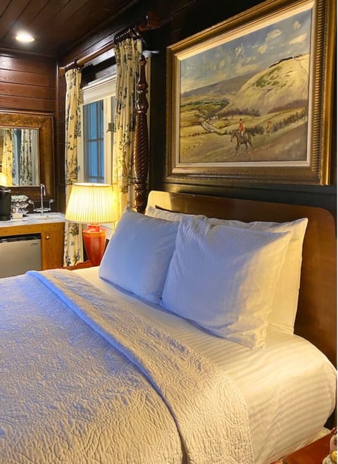 Luxury Studio Suite (04CARL) | Premium bedding, in-room safe, individually decorated