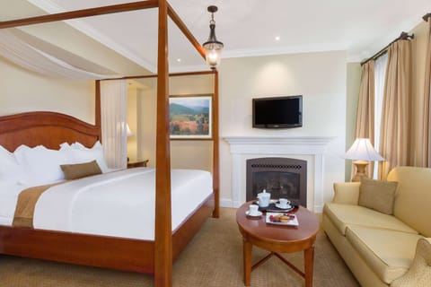 Junior Suite, 1 King Bed, Non Smoking | Premium bedding, pillowtop beds, in-room safe, desk