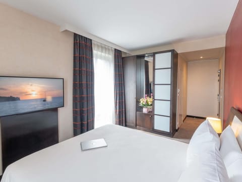 Privilege, Room, 1 Double Bed | In-room safe, desk, blackout drapes, soundproofing