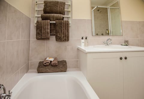 Cottage | Bathroom | Free toiletries, hair dryer, bathrobes, towels