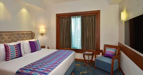 Suite, 1 Queen Bed, City View (Executive Suite) | Minibar, in-room safe, desk, soundproofing