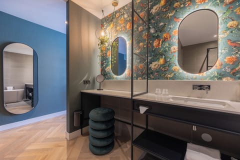 Executive Double Room | Bathroom | Free toiletries, hair dryer, towels
