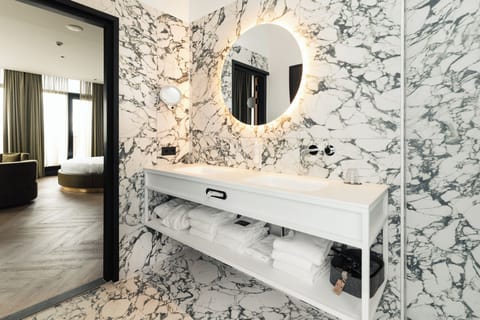 Luxury Double Room | Bathroom | Free toiletries, hair dryer, towels, soap