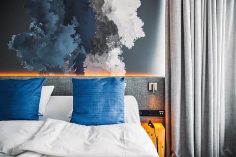 Deluxe Room, 1 King Bed, Non Smoking | Hypo-allergenic bedding, minibar, in-room safe, desk