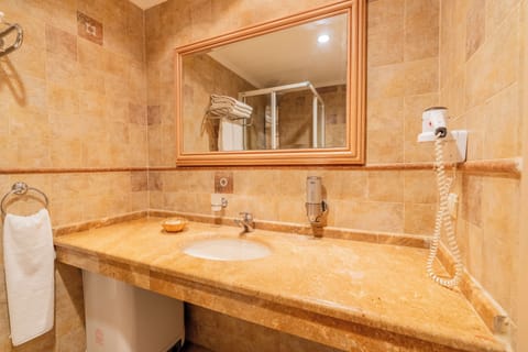 Deluxe Room | Bathroom | Shower, hydromassage showerhead, hair dryer, towels