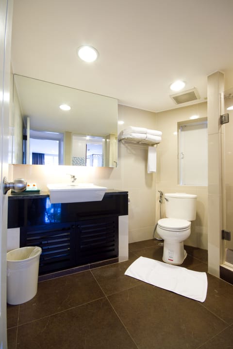 Charm Suite | Bathroom | Free toiletries, hair dryer, towels