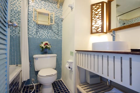 Cool Standard | Bathroom | Free toiletries, hair dryer, towels