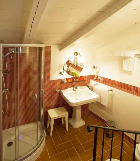 Superior Double Room | Bathroom | Deep soaking tub, hair dryer, bidet, towels