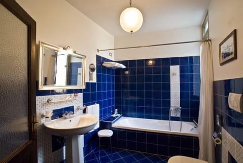 Classic Triple Room | Bathroom | Deep soaking tub, hair dryer, bidet, towels