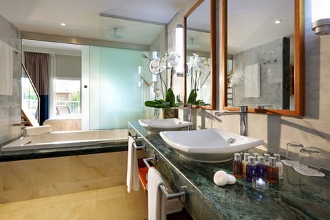 Loft Suite Garden View | Bathroom | Combined shower/tub, jetted tub, free toiletries, hair dryer