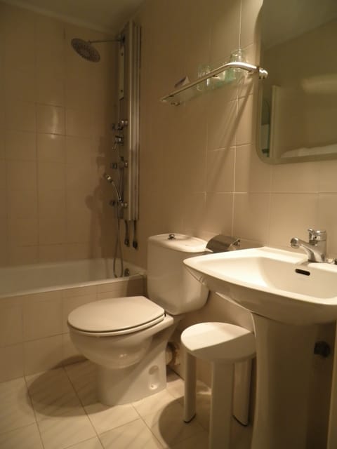 Double Room | Bathroom | Bathtub, deep soaking tub, free toiletries, hair dryer