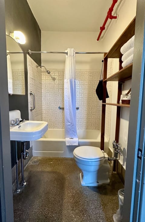 Deluxe Double Room, Accessible, Ensuite (Old Solarium Queen) | Bathroom | Combined shower/tub, free toiletries, hair dryer, towels