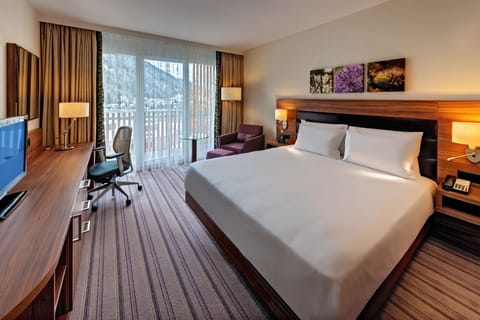 Junior Suite, 1 King Bed | Select Comfort beds, in-room safe, desk, laptop workspace