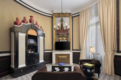 Junior Suite, 1 King Bed | Premium bedding, in-room safe, desk, blackout drapes