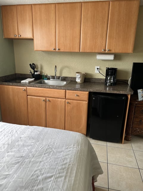 Deluxe Room ,1 Full Size Bed, Kitchenette | Private kitchen | Mini-fridge, microwave, stovetop, coffee/tea maker