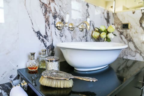 Deluxe Double Room, Balcony | Bathroom | Combined shower/tub, free toiletries, hair dryer, slippers