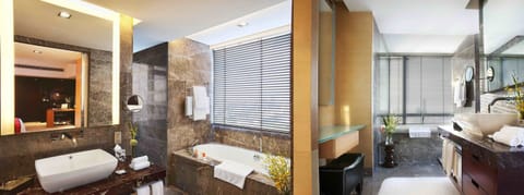 Club Suite | Bathroom | Separate tub and shower, rainfall showerhead, free toiletries