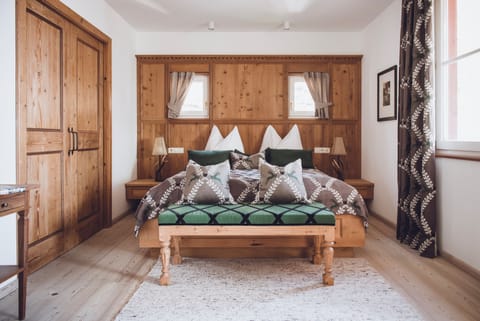 Deluxe Suite | Hypo-allergenic bedding, minibar, in-room safe, individually decorated