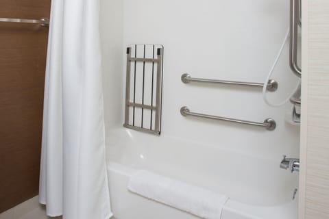 Combined shower/tub, free toiletries, hair dryer, towels