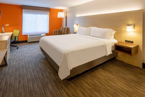 Standard Room, 1 King Bed | In-room safe, desk, blackout drapes, iron/ironing board