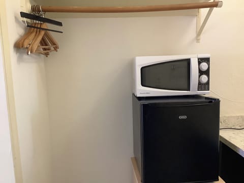 Combined shower/tub, free toiletries, hair dryer, towels