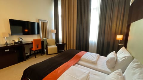 Deluxe Twin Room, 1 Queen Bed | Bathroom | Shower, rainfall showerhead, free toiletries, hair dryer