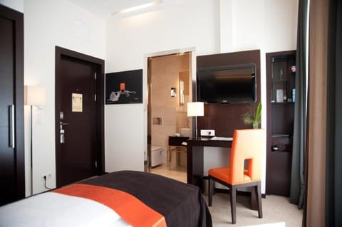 Superior Single Room, 1 single bed | Free minibar items, in-room safe, desk, blackout drapes