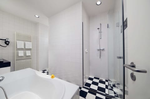 Superior Double Room | Bathroom | Free toiletries, hair dryer, bathrobes, slippers