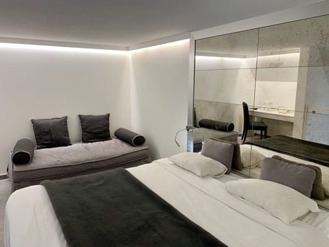 Luxury Room (Superior) | In-room safe, desk, blackout drapes, soundproofing