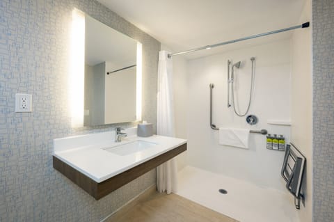 Standard Room, 1 King Bed, Accessible (Communications, Roll-In Shower) | Bathroom | Shower, eco-friendly toiletries, hair dryer, towels