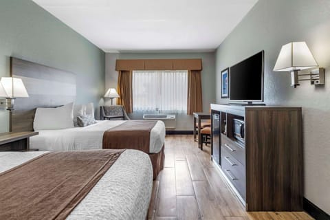 Standard Room, 2 Queen Beds, Non Smoking, Microwave | Premium bedding, pillowtop beds, desk, laptop workspace
