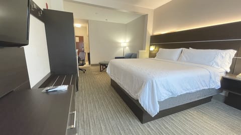 Suite, 1 King Bed | In-room safe, desk, soundproofing, iron/ironing board