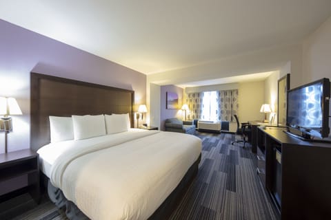 Deluxe Room, 1 King Bed, Non Smoking | 1 bedroom, premium bedding, pillowtop beds, in-room safe