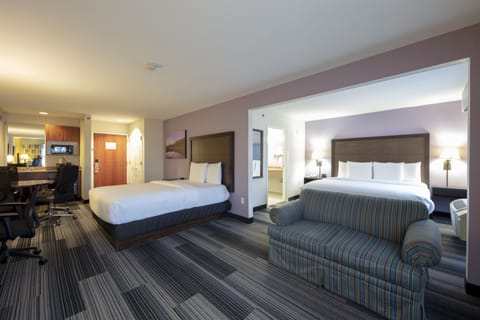 Deluxe Room, Multiple Beds, Non Smoking (Deluxe Family Suite) | 1 bedroom, premium bedding, pillowtop beds, in-room safe