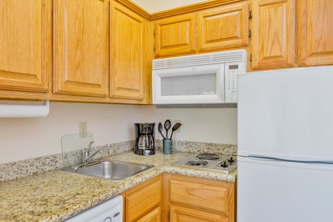 Suite, 1 Bedroom, Kitchen | Private kitchen | Fridge, microwave, cookware/dishes/utensils, dining tables