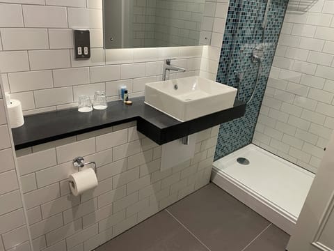 Combined shower/tub, free toiletries, hair dryer, towels