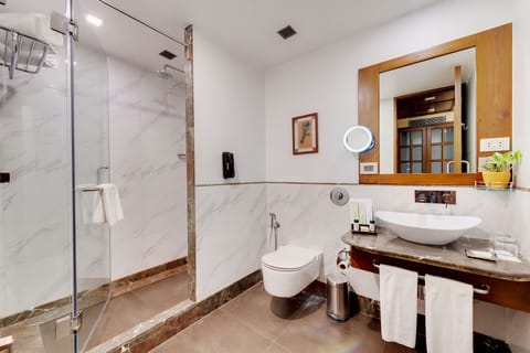 Fern Club Room | Bathroom | Shower, free toiletries, slippers, towels