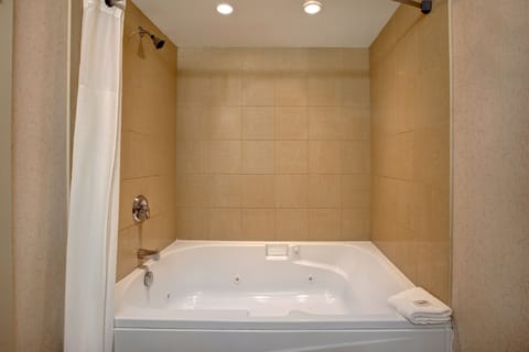 Single Room, 1 King Bed, Non Smoking (with Sofa Bed) | Bathroom | Combined shower/tub, free toiletries, hair dryer, towels