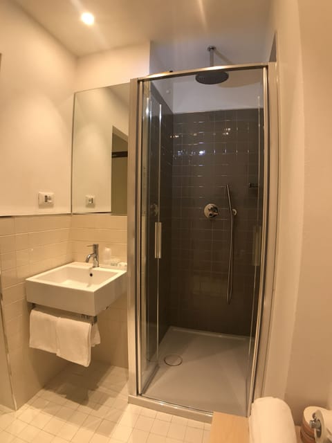 Superior Double Room, Balcony | Bathroom | Shower, free toiletries, hair dryer, bidet