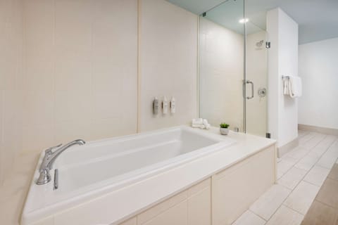 Suite, 1 King Bed, Non Smoking | Bathroom | Free toiletries, towels