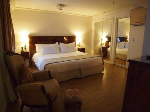 Deluxe Room | Egyptian cotton sheets, premium bedding, pillowtop beds, minibar