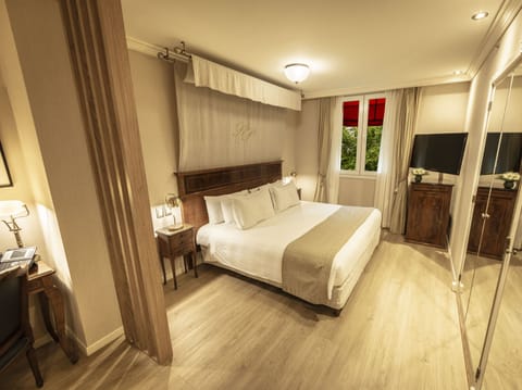 Premium Room, 1 King Bed | Egyptian cotton sheets, premium bedding, pillowtop beds, minibar