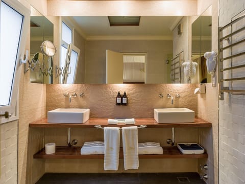 Suite | Bathroom | Shower, designer toiletries, hair dryer, bathrobes