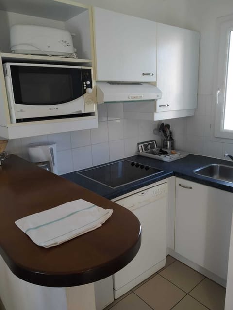 Holiday Home Duplex for 6 | Private kitchen | Microwave, coffee/tea maker, electric kettle, cookware/dishes/utensils