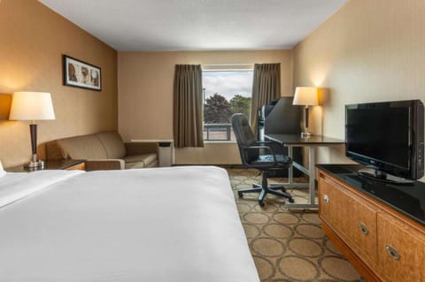 Standard Room, 1 Queen Bed, Non Smoking (2nd Floor) | Premium bedding, pillowtop beds, desk, blackout drapes