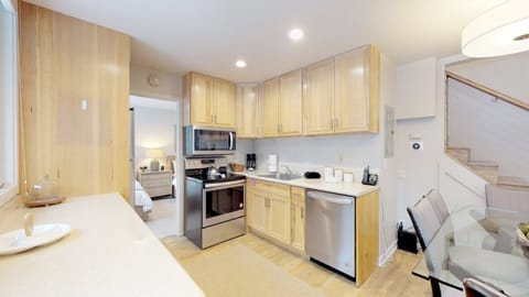 Platinum Room, 3 Bedrooms | Private kitchen | Full-size fridge, microwave, stovetop, dishwasher